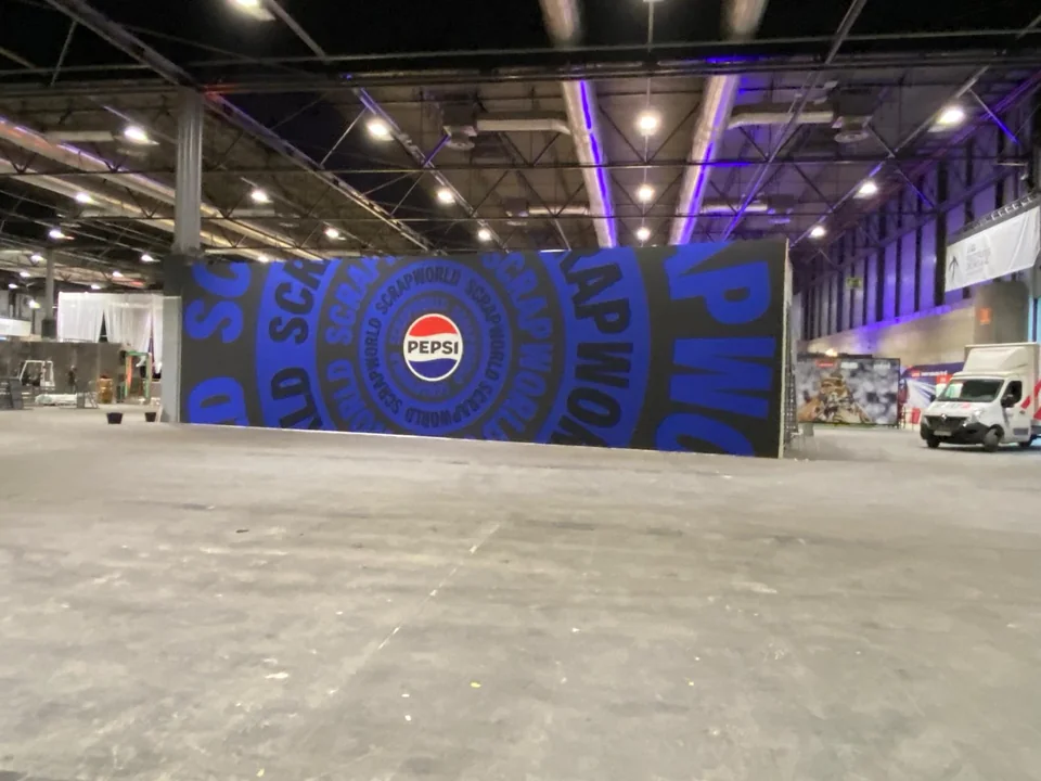 Stand de marca con gráfica azul, rótulo central y acceso abierto