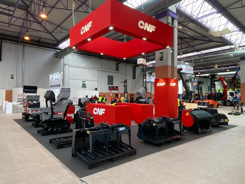 Otra vista de un stand de maquinaria con mostrador y estructura superior roja
