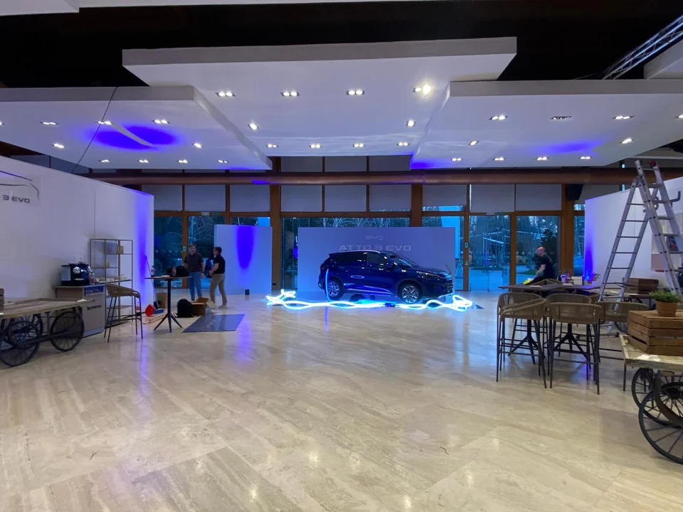 Vista general de un espacio de presentación de vehículo con iluminación azul