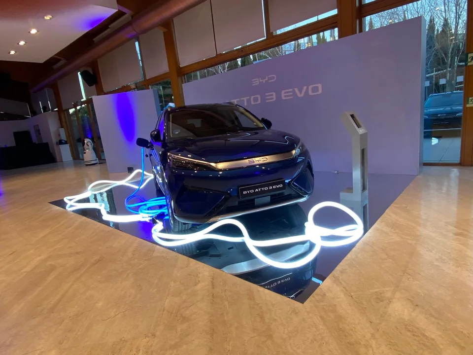Vista lateral de un vehículo de exposición con iluminación en el suelo