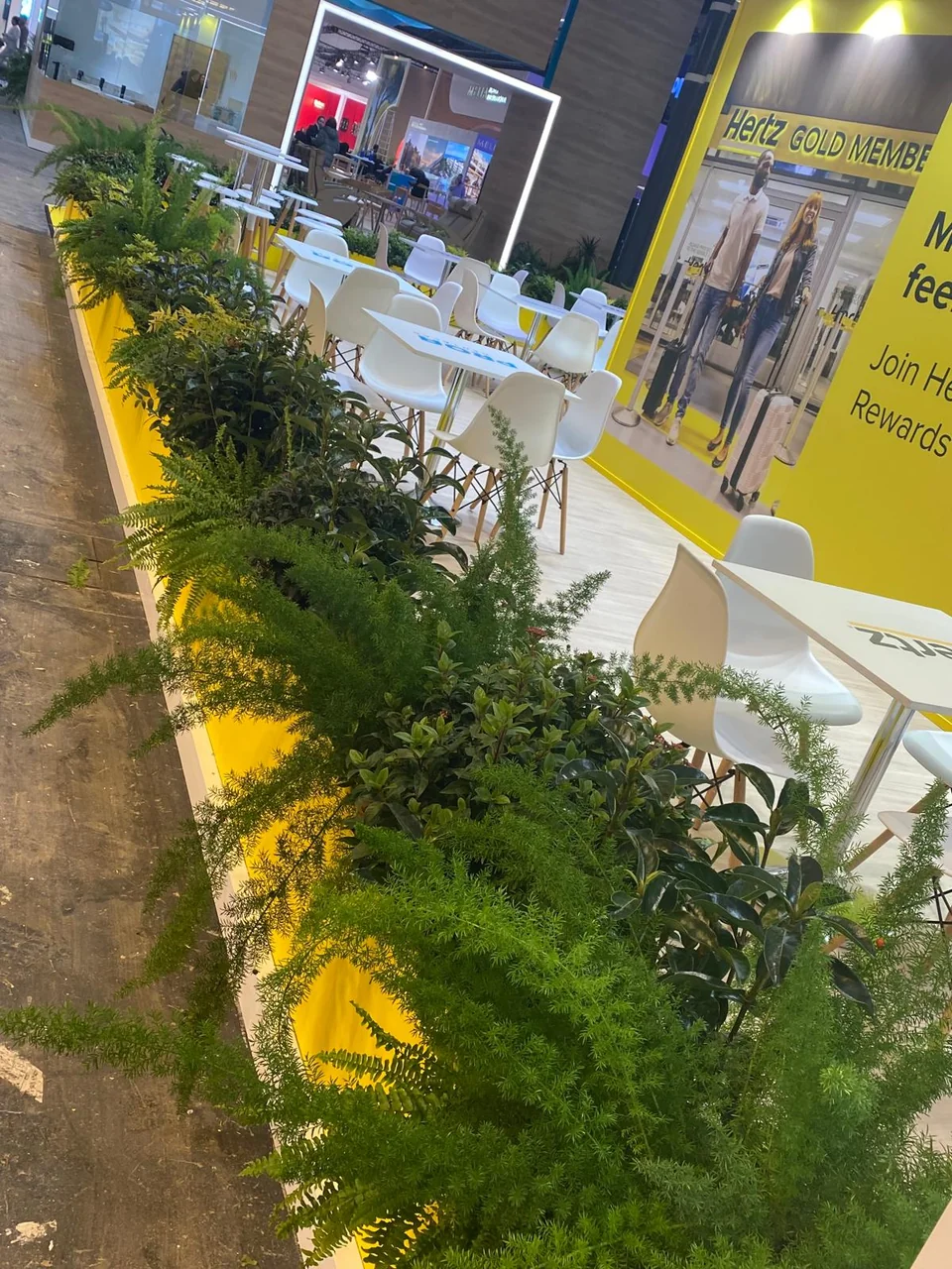 Detalle de jardineras y vegetación junto a la carpintería de un stand